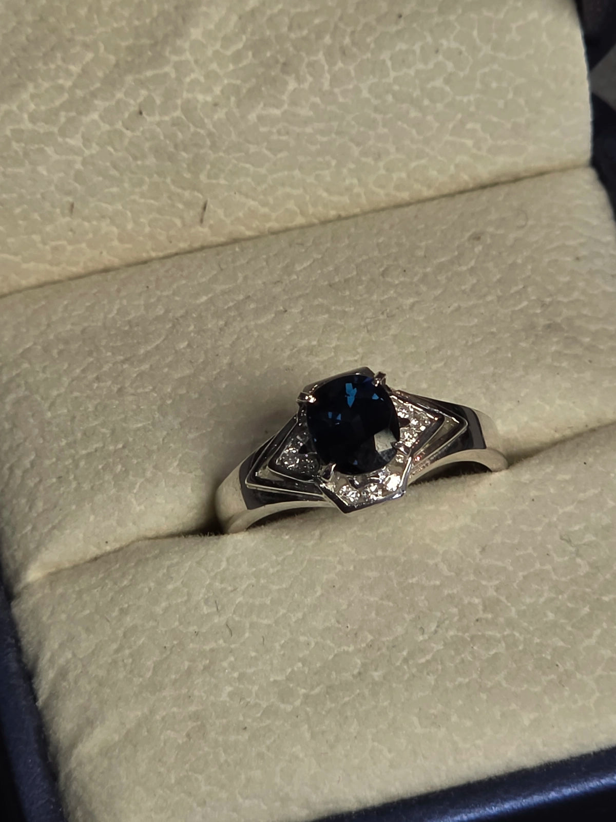 Pt 900 platinum sapphire/ diamond ring. 1.13ct sapphire