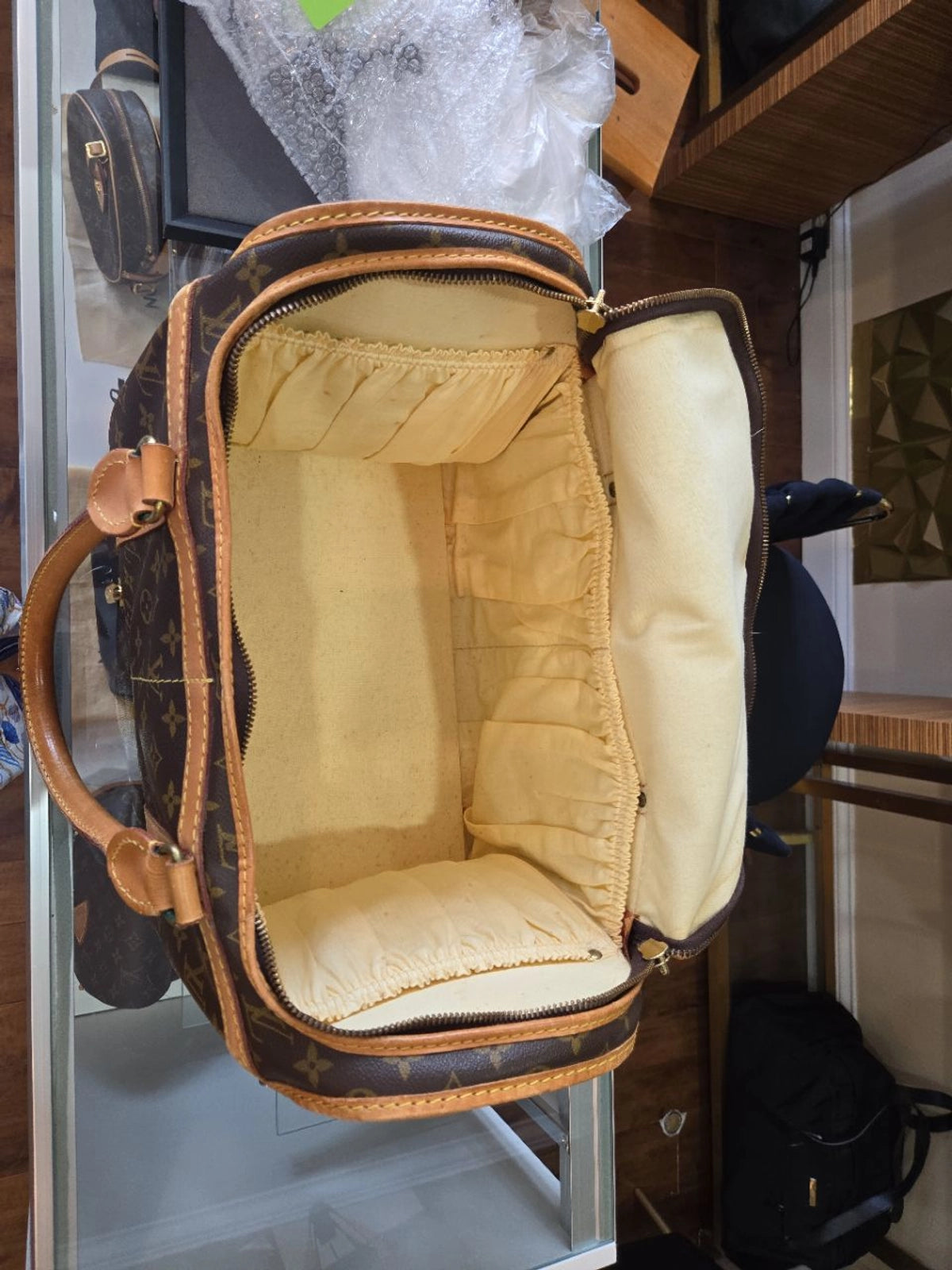 Louis Vuitton T Sac Chein NA