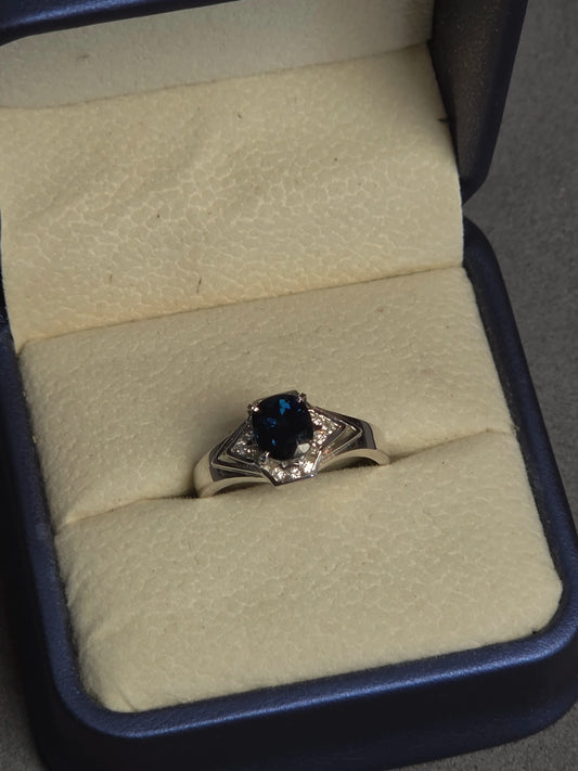 Pt 900 platinum sapphire/ diamond ring. 1.13ct sapphire