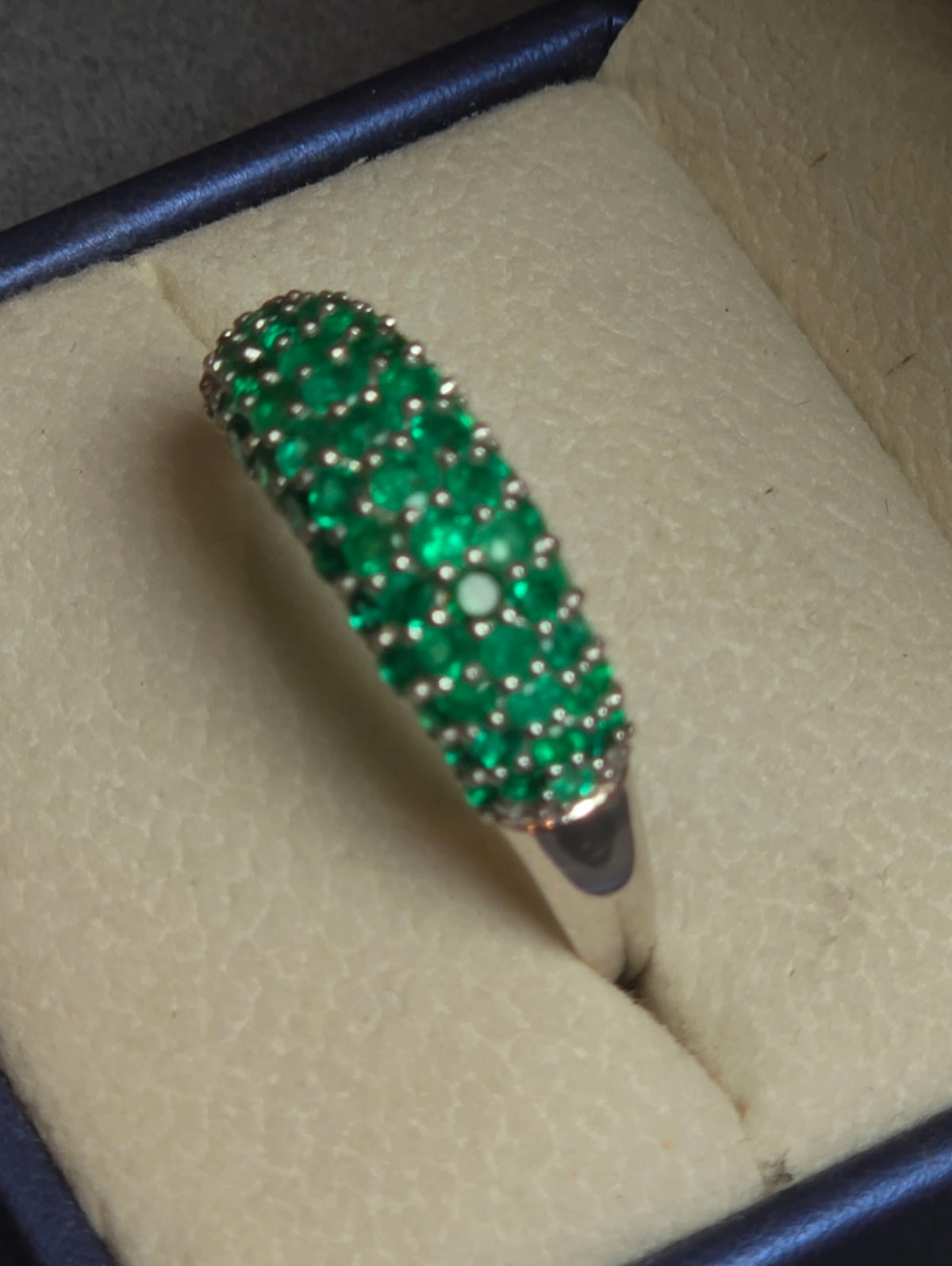 18k white gold / emerald ring