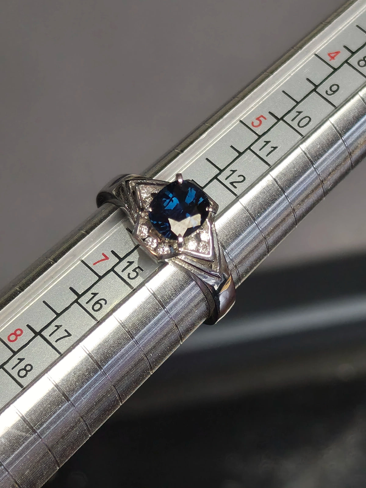 Pt 900 platinum sapphire/ diamond ring. 1.13ct sapphire