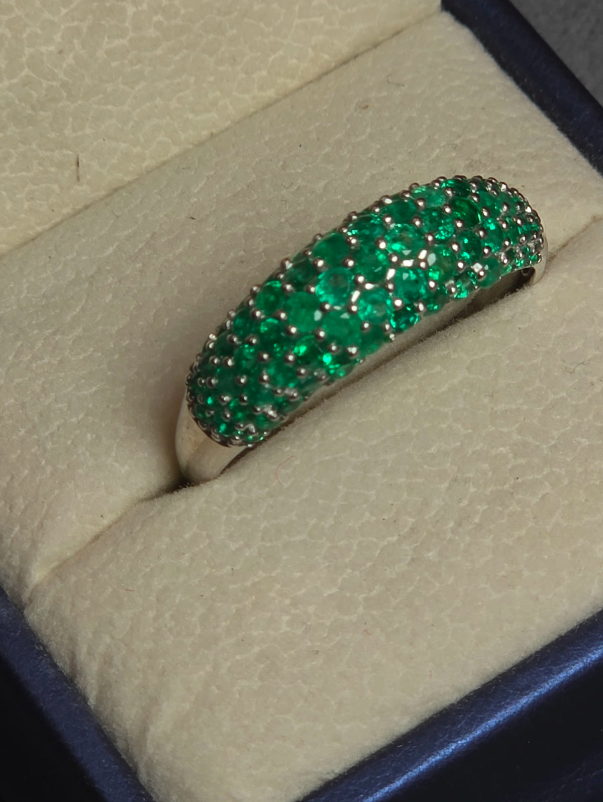 18k white gold / emerald ring