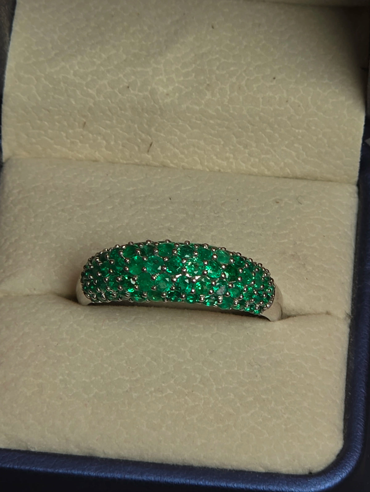 18k white gold / emerald ring