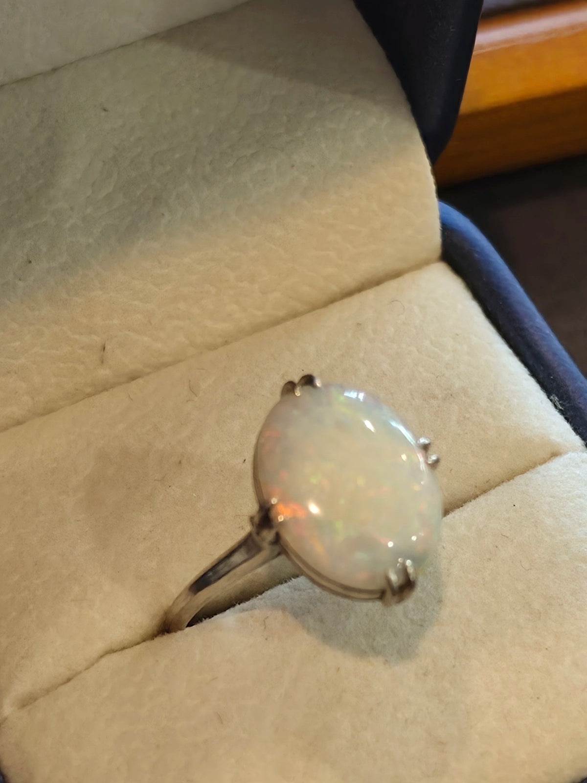 Platinum pt900 and opal ring