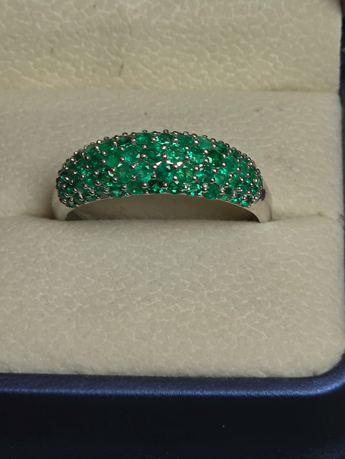 18k white gold / emerald ring