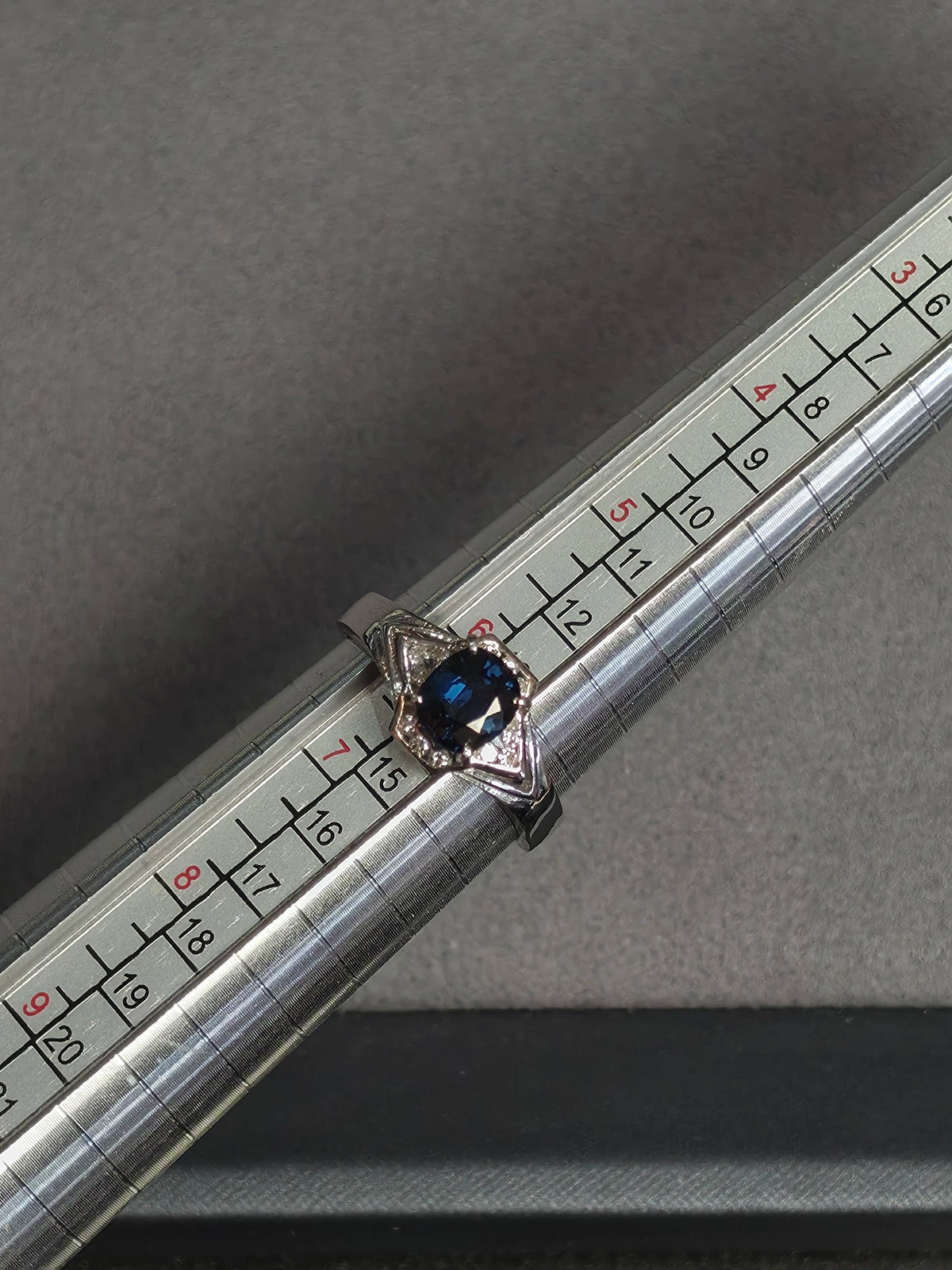 Pt 900 platinum sapphire/ diamond ring. 1.13ct sapphire