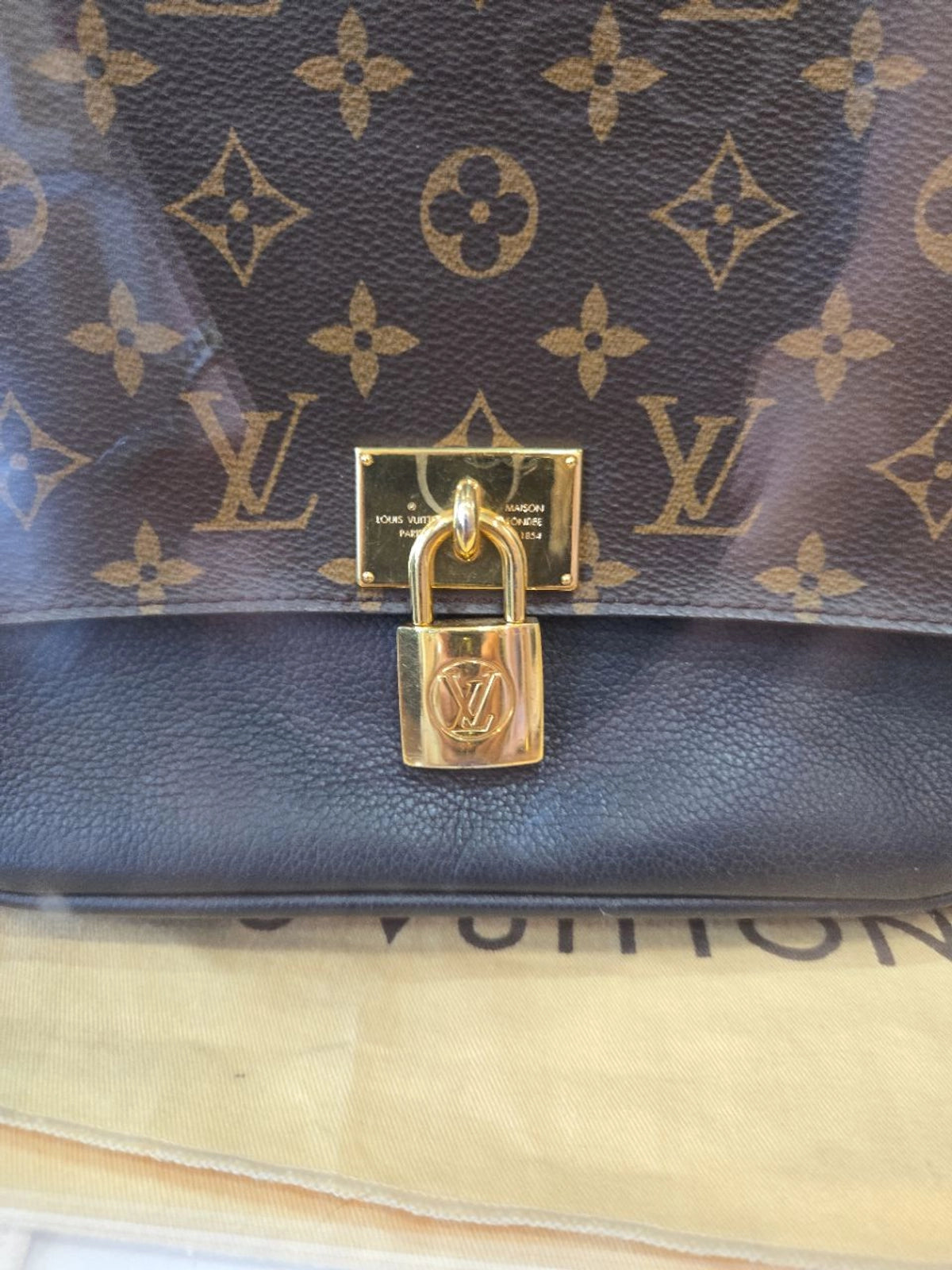 Louis Vuitton crossbody/ handbag Marigan na